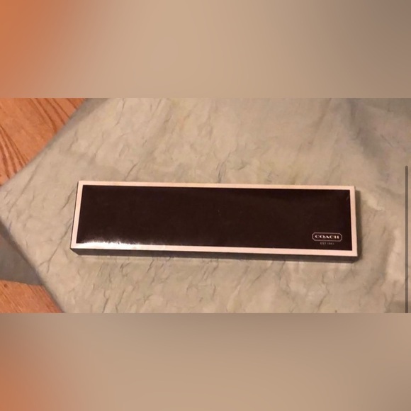 Women’s vintage coach watch very dainty works great in good condition with box! - Picture 4 of 5